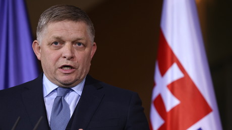 Robert Fico betont seine Ehre und Pflicht zur Teilnahme an den Moskauer Kriegsgedenkfeiern 2025