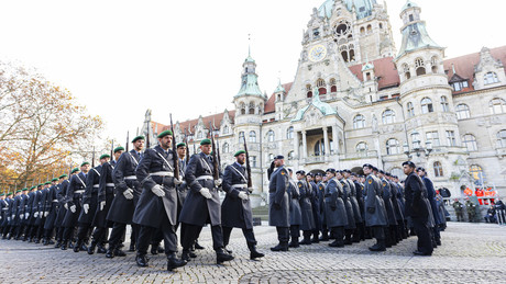 Streit um neue Bundeswehruniformen: 825 Millionen Euro in der Kritik