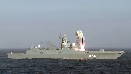 Russische Marine demonstriert Macht im Mittelmeer durch Manöver mit Hyperschallraketen