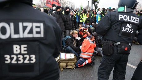 Massenproteste und Polizeieinsatz beim AfD-Bundesparteitag in Riesa