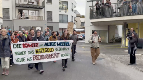 Heftige Proteste gegen AfD in der Schweiz: “Nazis raus”-Rufe und laute Pfeifkonzerte dominieren