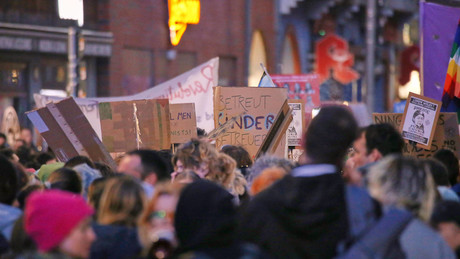 Gewalt bei Frauentags-Protesten in Berlin: Polizei schlägt Demonstranten brutal ins Gesicht – Schockierende Videos aufgetaucht!