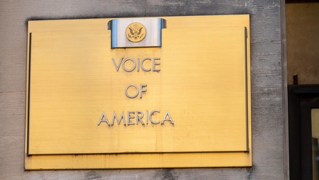 Enthüllt: Trump-Regierung setzt Personal der “Voice of America” vor die Tür!