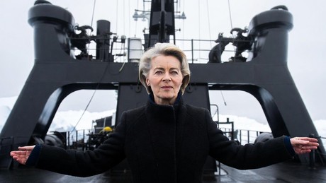 EU-Panne in Grönland: Während die Grönländer zu “Indianern” werden, lenken russische Spione ab!