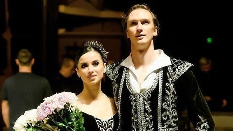 Vom Ballettsaal in den Schützengraben: Ukrainischer Star muss nach “Schwanensee”-Tour an die Front