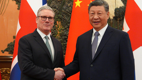 Starmer und Xi schmieden Allianz gegen Trump: “Wir wollen stabile Beziehungen” – während der Ex-Präsident den Westen in Aufruhr versetzt