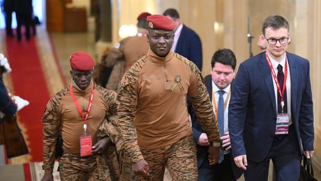 Russischer Geheimdienst enthüllt: Paris setzt Terroristen ein, um in Afrika “politische Revanche” zu nehmen