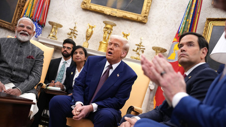 Trump schockiert die Welt: 25-Prozent-Zölle gegen Indien aufgehoben – Kein Öl mehr aus Russland?