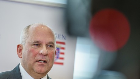 Hessens Innenminister plant umstrittene Handy-Überwachung für Abschiebungen