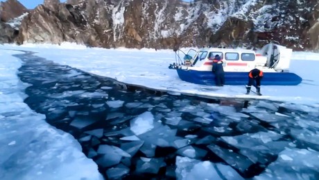 Tragödie am Baikalsee: Bus mit chinesischen Touristen bricht ein – Eisdecke gibt nach, acht Menschen sterben