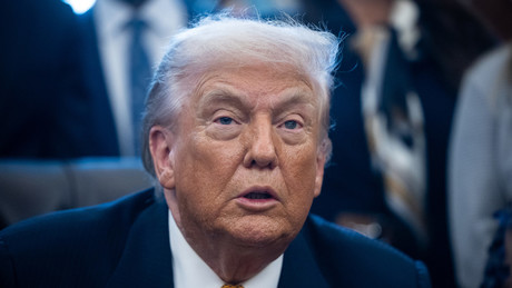 Trump schockt die Welt: 15 Prozent Sonderzölle auf alle Importe angekündigt!