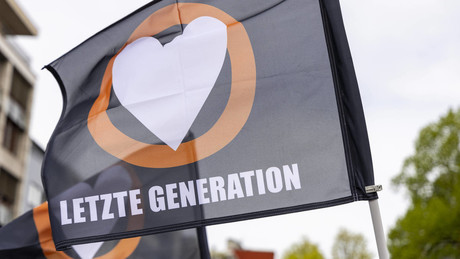 Sie sind wieder da: Klimaaktivisten kleben sich erneut auf Berliner Stadtautobahn fest