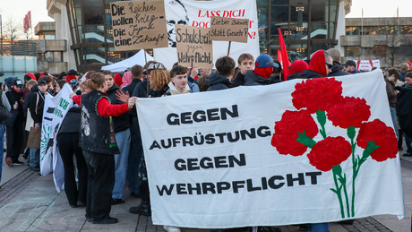 Stuttgarter Schule verhängt Bußgeld: Schüler streiken gegen Wehrpflicht – “Das ist ein Skandal!
