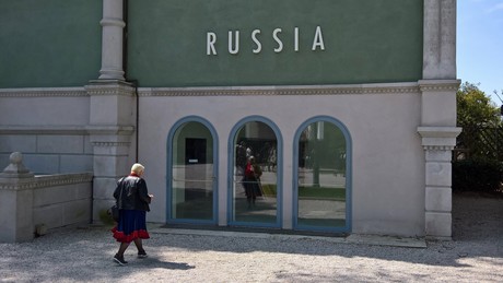 Skandal auf der Biennale: Russlands umstrittener Pavillon – “To be or not to be” löst Proteststurm aus
