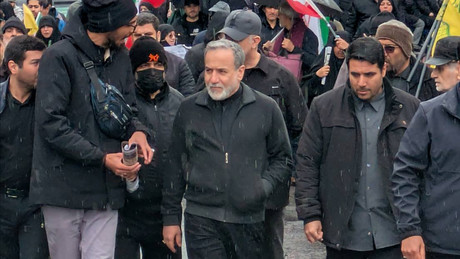 Iran droht: Hormus-Straße für US- und israelische Schiffe gesperrt – Eskalation im Nahen Osten