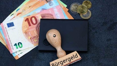 Millionen-Erbin will Bürgergeld: Gericht weist absurde Klage ab – „Kein Anspruch“