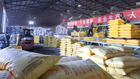 China stoppt Dünger-Exporte: Globale Hungerkrise und Bauernpleiten drohen jetzt!