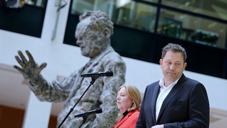 SPD-Führung nach Wahldesaster: “Wir stürzen die Partei nicht ins Chaos