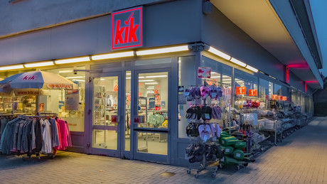 KiK schließt Filialen: Aus 50 werden 300 – Textildiscounter schrumpft massiv