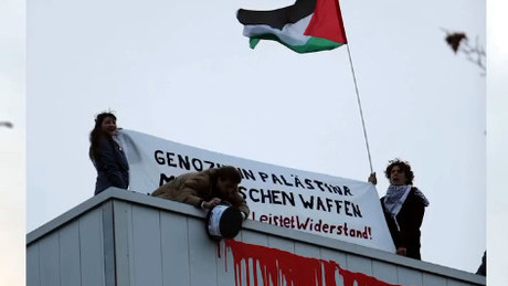 Blutroter Anschlag auf Rheinmetall: Aktivisten besprühen Rüstungsstandort