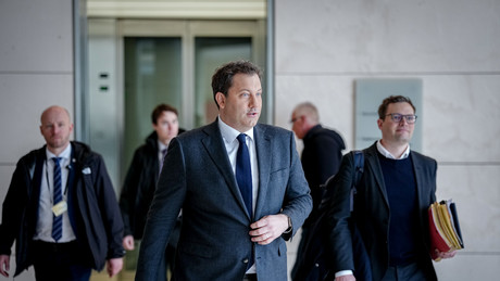 Deutschland führt Sippenhaft ein: Journalist Dogru und seine Familie von Bundesbehörde verfolgt