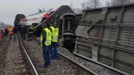 Schweres Zugunglück in Russland: Sieben Waggons entgleist – über 400 Passagiere in Gefahr