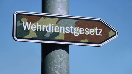 Deutschland schränkt Freiheit ein: Männer unter 45 brauchen jetzt Genehmigung für Auslandsaufenthalt