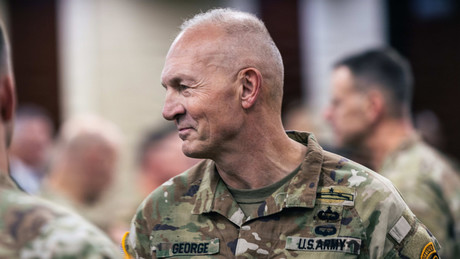 Hegseths Kriegs-Entscheidung: Warum er Top-Generäle mitten im Gefecht feuert