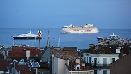 Der Krieg mit Iran trifft jeden Reisenden: Flüge gestrichen, Preise explodieren