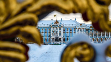 Chinesische Meister zaubern: Verlorene Wandgemälde von Katharina der Großen in Zarskoje Selo wieder zum Leben