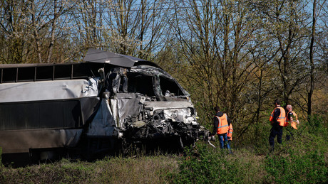 Tragödie in Frankreich: Hochgeschwindigkeitszug TGV rast in Militärkonvoi – Lokführer stirbt, Dutzende verletzt