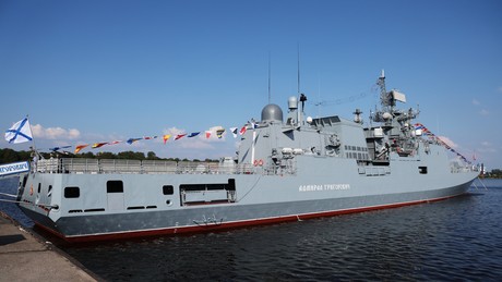 Russische Kriegsschiff-Eskorte für “Schattenflotte”-Tanker vor britischer Küste