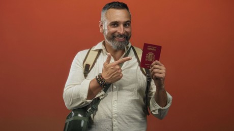 Spanien schlägt Alarm: Rekord-Bevölkerung von 49 Millionen durch umstrittene Sonderregelung für Migranten