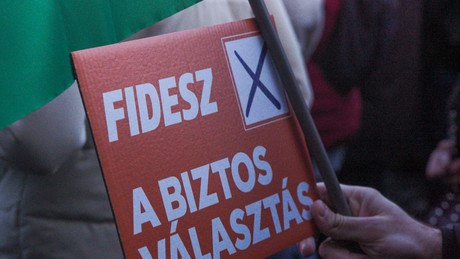 Umfrage-Schock in Ungarn: Tisza-Partei rast auf Zwei-Drittel-Mehrheit zu