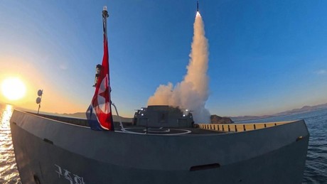 Nordkoreas Zerstörer “Choe Hyon” feuert Raketen ab – Kim Jong Un lobt “brillante Erfolge