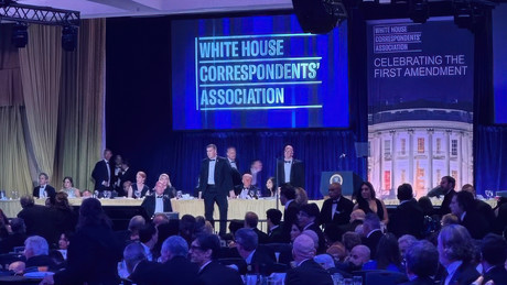 Schüsse beim Presse-Dinner in Washington: Trump überlebt – Attentäter flüchtet