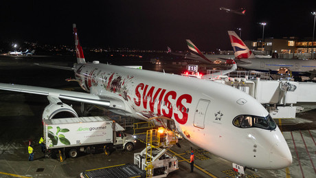 Chaos am Flughafen Delhi: Swiss-Flug muss wegen Triebwerksproblemen notlanden – Vier Verletzte bei dramatischer Rettungsaktion