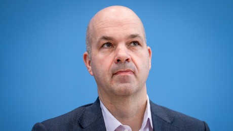 Schock-Strategie für Spritpreise: Fratzscher fordert Autofrei-Sonntage und den Griff zu Goldreserven