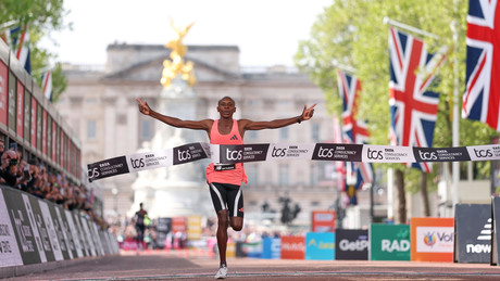 Unglaublich! Kenianer zertrümmert die Zwei-Stunden-Mauer und stellt neuen Marathon-Weltrekord auf