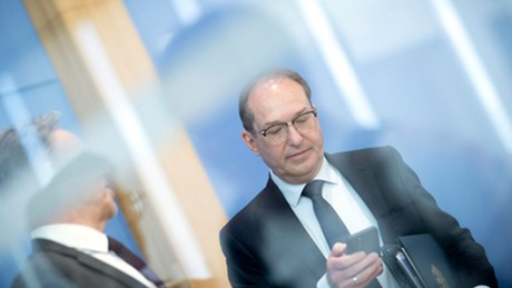 Big Data-Jagd auf Schwerstkriminelle: Dobrindts biometrische Überwachung stoppt Verbrecher!