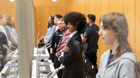 Protest gegen Rüstungskonzern: „RAF-Prozesse“-Saal wird zur Bühne des Widerstands