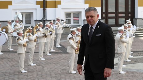 Kreml bestätigt: Fico unter den Ehrengästen der Siegesparade in Moskau am 9. Mai – Putins Schulterschluss mit der Slowakei sorgt für Aufsehen