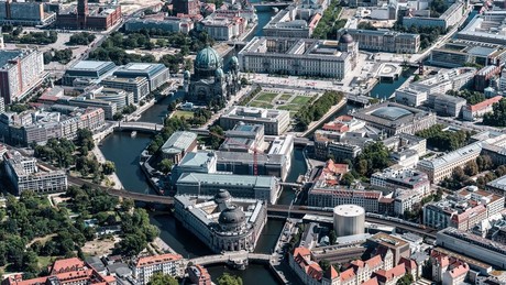 Berlin-Wahlumfrage explodiert: Vier Parteien auf Augenhöhe – Grün und AfD im Aufwind