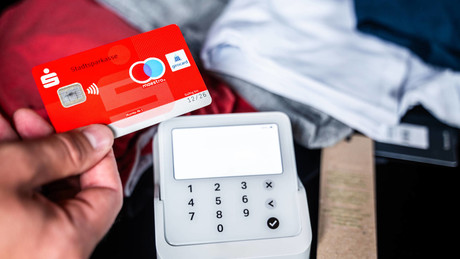 Bargeld-Revolution: Über 50% der Deutschen zahlen jetzt digital – und das ist erst der Anfang
