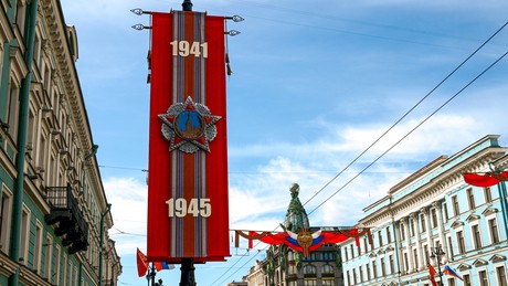 Trotz Verbot: Hunderttausende feiern heimlich den Tag des Sieges im Baltikum