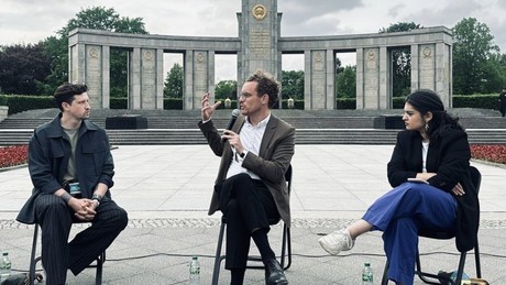 Skandal! Berliner Denkmalamt lässt Sowjet-Ehrenmal von angeblichen Künstlern schänden