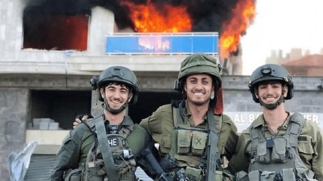 Skandal! Stiftung will Deutsch-Israeli wegen Kriegsverbrechen vor Gericht zerren