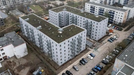 Todesangst in Berlin: Frau springt aus dem Fenster – flüchtet vor mutmaßlicher Gruppenvergewaltigung