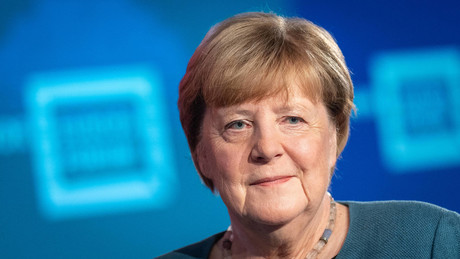 Merkel bekommt EU-Verdienstorden – doch die Kreml-Vorwürfe überschatten die Ehrung