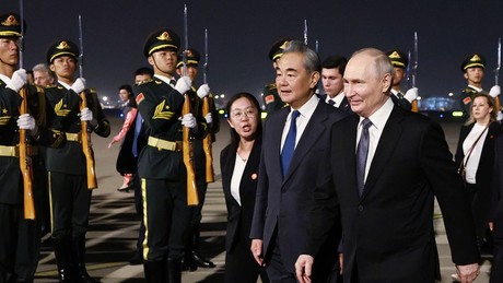 Putin in Peking angekommen: Chinas Außenminister empfängt den Kremlchef mit offenen Armen